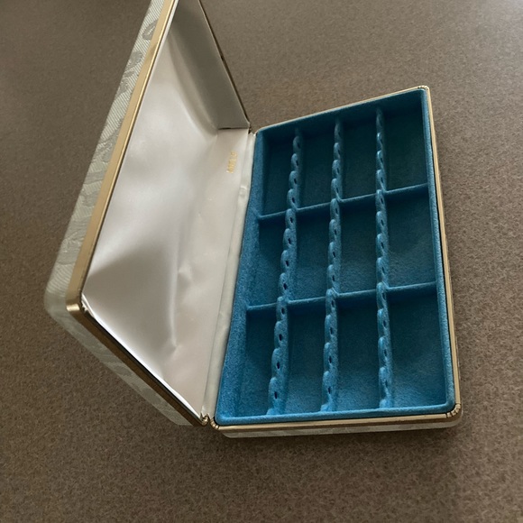 Mele Jewelry Box, 60’s vintage, Floral Satin with Gold Hardware, Hinged - Picture 9 of 9